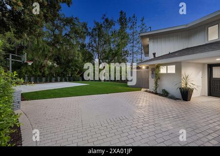 Un cortile ristrutturato di Los Angeles con alberi lussureggianti Foto Stock