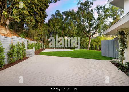 Un cortile ristrutturato di Los Angeles con alberi lussureggianti Foto Stock