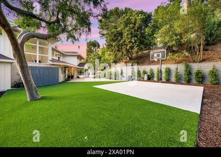 Un cortile ristrutturato di Los Angeles con alberi lussureggianti Foto Stock