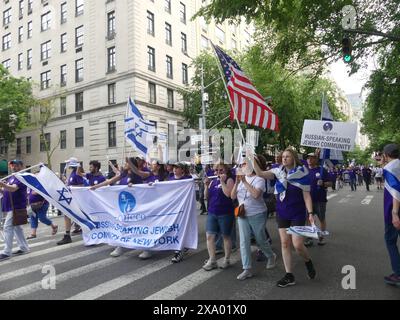 921 5th Ave, New York, NY 10021 Stati Uniti. 2 giugno 2024. In tempi geopolitici stressanti, ma non segnati da alcuna manifestazione, 60.000 partecipanti hanno marciato sulla Fifth Ave di Manhattan sul raffinato East Side di New York City, per la parata degli Israel Day del 2024. Crediti: ©Julia Mineeva/EGBN TV News/Alamy Live News Foto Stock