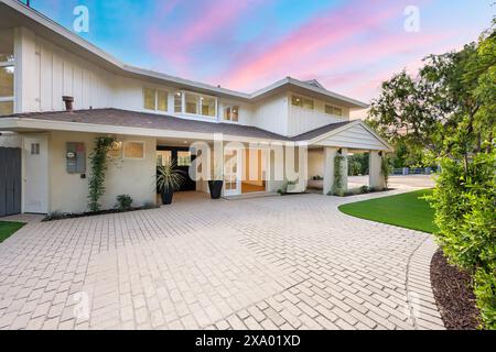 Un cortile ristrutturato di Los Angeles con alberi lussureggianti Foto Stock