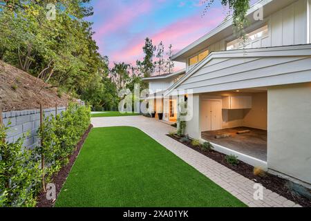 Un cortile ristrutturato di Los Angeles con alberi lussureggianti Foto Stock