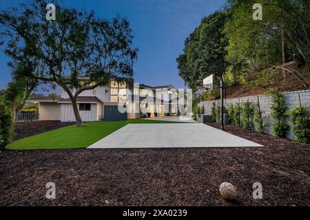 Un cortile ristrutturato di Los Angeles con alberi lussureggianti Foto Stock