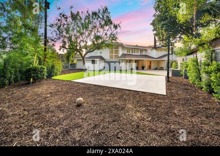 Un cortile ristrutturato di Los Angeles con alberi lussureggianti Foto Stock