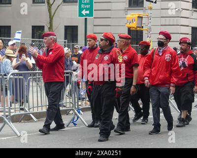 921 5th Ave, New York, NY 10021 Stati Uniti. 2 giugno 2024. In tempi geopolitici stressanti, ma non segnati da alcuna manifestazione, 60.000 partecipanti hanno marciato sulla Fifth Ave di Manhattan sul raffinato East Side di New York City, per la parata degli Israel Day del 2024. Crediti: ©Julia Mineeva/EGBN TV News/Alamy Live News Foto Stock