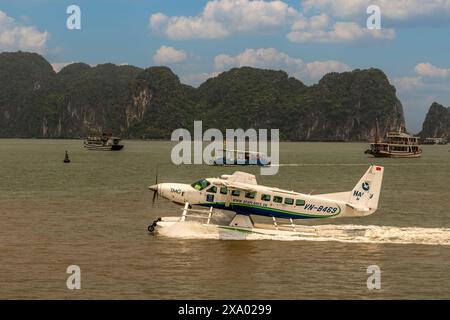 Idrovolante esotico nella spettacolare baia di Hạ Long, baia di ha Long, Vịnh Hạ Long, Vietnam del Nord. Foto Stock