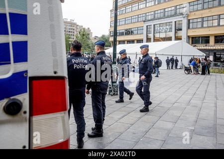 Bruxelles, Belgio. 3 giugno 2024. La polizia ha fotografato al di fuori di un dibattito sulla situazione in Medio Oriente e sulle relazioni tra Israele e Palestina, organizzato dall'università ULB, a Bruxelles, lunedì 3 giugno 2024. Israele continua la sua guerra a Gaza, bombardando città. Circa 34,000 palestinesi sono stati uccisi negli attacchi, a seguito dell'ondata di Hamas del 7 ottobre 2023, uccidendo 1200 persone e prendendo oltre 200 ostaggi. BELGA FOTO HATIM KAGHAT credito: Belga News Agency/Alamy Live News Foto Stock