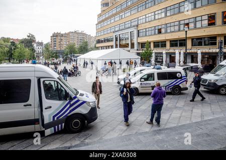 Bruxelles, Belgio. 3 giugno 2024. La polizia ha fotografato al di fuori di un dibattito sulla situazione in Medio Oriente e sulle relazioni tra Israele e Palestina, organizzato dall'università ULB, a Bruxelles, lunedì 3 giugno 2024. Israele continua la sua guerra a Gaza, bombardando città. Circa 34,000 palestinesi sono stati uccisi negli attacchi, a seguito dell'ondata di Hamas del 7 ottobre 2023, uccidendo 1200 persone e prendendo oltre 200 ostaggi. BELGA FOTO HATIM KAGHAT credito: Belga News Agency/Alamy Live News Foto Stock