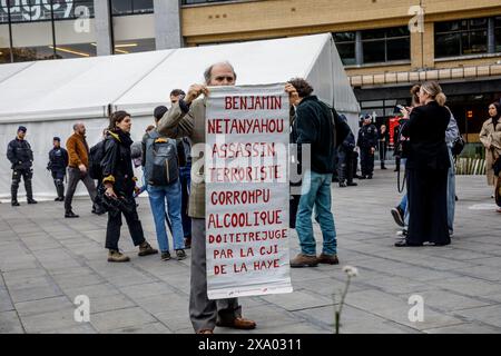 Bruxelles, Belgio. 3 giugno 2024. Un manifestante raffigurato al di fuori di un dibattito sulla situazione in Medio Oriente e sulle relazioni tra Israele e Palestina, organizzato dall'università ULB, a Bruxelles, lunedì 3 giugno 2024. Israele continua la sua guerra a Gaza, bombardando città. Circa 34,000 palestinesi sono stati uccisi negli attacchi, a seguito dell'ondata di Hamas del 7 ottobre 2023, uccidendo 1200 persone e prendendo oltre 200 ostaggi. BELGA FOTO HATIM KAGHAT credito: Belga News Agency/Alamy Live News Foto Stock