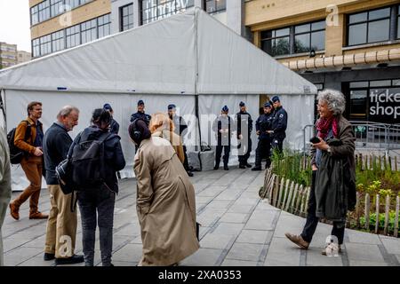 Bruxelles, Belgio. 3 giugno 2024. La gente arriva per un dibattito sulla situazione in Medio Oriente e sulle relazioni tra Israele e Palestina, organizzato dall'università ULB, a Bruxelles, lunedì 3 giugno 2024. Israele continua la sua guerra a Gaza, bombardando città. Circa 34,000 palestinesi sono stati uccisi negli attacchi, a seguito dell'ondata di Hamas del 7 ottobre 2023, uccidendo 1200 persone e prendendo oltre 200 ostaggi. BELGA FOTO HATIM KAGHAT credito: Belga News Agency/Alamy Live News Foto Stock