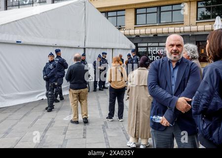 Bruxelles, Belgio. 3 giugno 2024. Christos Doulkeridis (R), sindaco di Ixelles-Elsene, nella foto fuori da un dibattito sulla situazione in Medio Oriente e sulle relazioni tra Israele e Palestina, organizzato dall'università ULB, a Bruxelles, lunedì 03 giugno 2024. Israele continua la sua guerra a Gaza, bombardando città. Circa 34,000 palestinesi sono stati uccisi negli attacchi, a seguito dell'ondata di Hamas del 7 ottobre 2023, uccidendo 1200 persone e prendendo oltre 200 ostaggi. BELGA FOTO HATIM KAGHAT credito: Belga News Agency/Alamy Live News Foto Stock