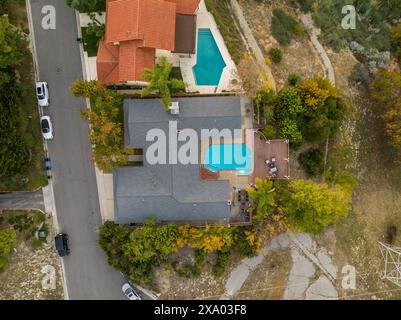 Vista aerea di una casa con piscina non occupata a Encino, California Foto Stock