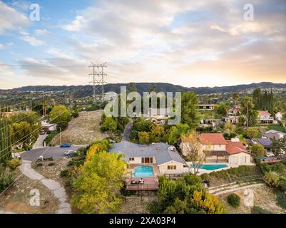 Vista aerea di una casa costiera con piscina sul mare in Encino, CA Foto Stock