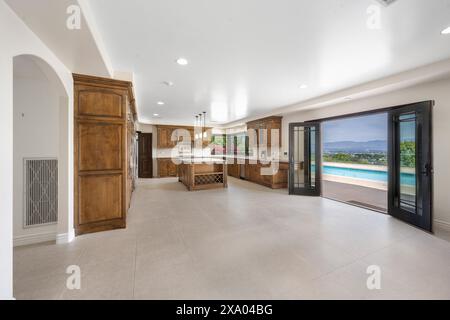 Interni residenziali con armadi in legno, una spaziosa finestra e una piscina interna Foto Stock