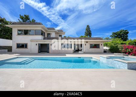 Una casa spaziosa con piscina e patio accanto in California Foto Stock
