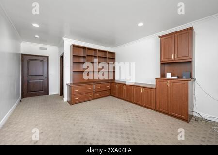 Un ambiente interno caratterizzato da armadi in legno e pavimenti in moquette in California Foto Stock