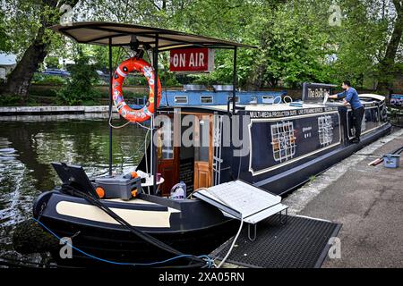Boat Pod, Canal boat, studio di registrazione, stazione radio, Grand Union Canal, Little Venice, Londra, Inghilterra, U. K Foto Stock