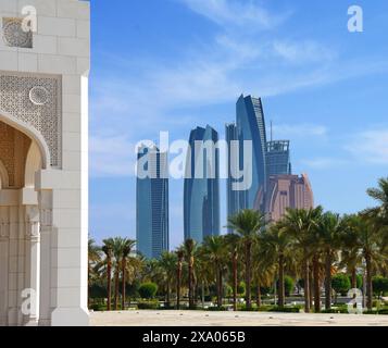 Abu Dhabi, Emirati Arabi Uniti 12. gennaio 2024: Architettura moderna della città | famosi grattacieli dello skyline di Abu Dhabi con un bellissimo cielo blu. Foto Stock