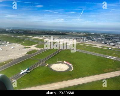 Dublino, Irlanda, 9 maggio, 2024 decollo all'Aeroporto Internazionale di Dublino - vista sulle vie dei taxi e sugli edifici del terminal aeroportuale Foto Stock