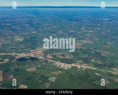 Sopra il Regno Unito - East Midlands, 9 maggio 2024 Vista sulla lussureggiante campagna che mostra la scossa dei lavori di costruzione del collegamento ferroviario HS2. Foto Stock