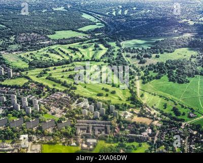 Sopra Londra, Regno Unito - Richmond, 9 maggio 2024 Vista aerea su Richmond Park e i suoi due campi da golf Foto Stock