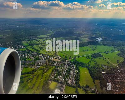 Sopra Londra, Regno Unito - Richmond, 9 maggio 2024 Vista aerea su Richmond Park e i suoi due campi da golf Foto Stock