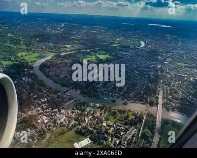Su Londra, Regno Unito - Richmond, 9 maggio 2024 Vista aerea su Richmond Surrey, Regno Unito - la città e i suoi ponti. Foto Stock