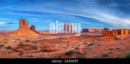 Paesaggio desertico con varie formazioni rocciose in primo piano Foto Stock
