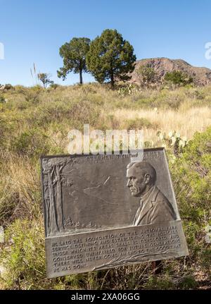 Texas, Big Bend National Park, Chisos Mountains, targa commemorativa per Stephen Tyng Mather, fondatore del National Park Service Foto Stock