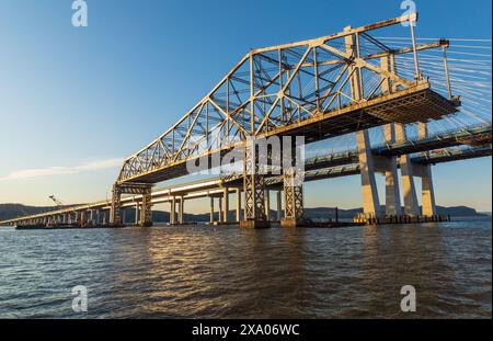 Un grande ponte con un altro ponte al centro Foto Stock