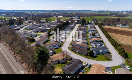 Un quartiere periferico con diverse case in una strada residenziale. STATI UNITI Foto Stock