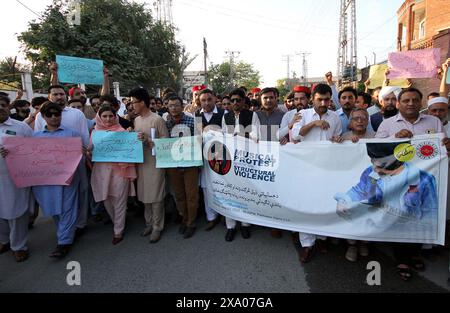 I membri della società civile stanno organizzando proteste musicali contro la violenza strutturale, al club stampa di Peshawar lunedì 3 giugno 2024. Foto Stock