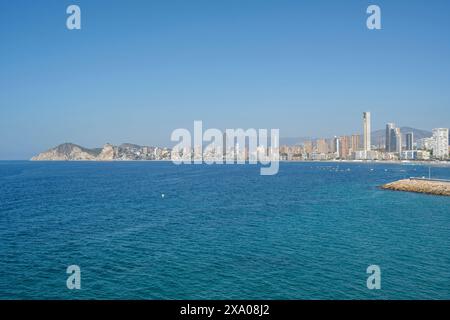 Benidorm, Spagna - 19 agosto 2023: Vista panoramica della spiaggia di Poniente nella città di Benidorm, Spagna Foto Stock