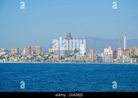 Benidorm, Spagna - 19 agosto 2023: Vista panoramica della spiaggia di Poniente nella città di Benidorm, Spagna Foto Stock