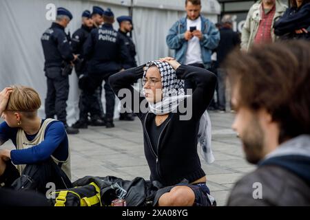 Bruxelles, Belgio. 3 giugno 2024. Manifestanti ritratti al di fuori di un dibattito sulla situazione in Medio Oriente e sulle relazioni tra Israele e Palestina, organizzato dall'università ULB, a Bruxelles, lunedì 3 giugno 2024. Israele continua la sua guerra a Gaza, bombardando città. Circa 34,000 palestinesi sono stati uccisi negli attacchi, a seguito dell'ondata di Hamas del 7 ottobre 2023, uccidendo 1200 persone e prendendo oltre 200 ostaggi. BELGA FOTO HATIM KAGHAT credito: Belga News Agency/Alamy Live News Foto Stock