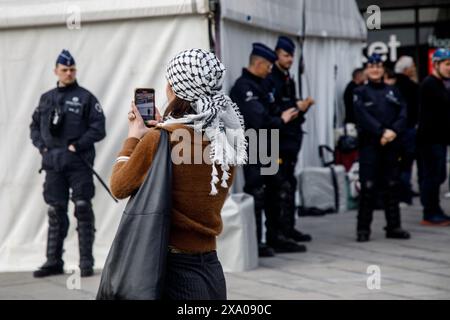 Bruxelles, Belgio. 3 giugno 2024. Un manifestante raffigurato al di fuori di un dibattito sulla situazione in Medio Oriente e sulle relazioni tra Israele e Palestina, organizzato dall'università ULB, a Bruxelles, lunedì 3 giugno 2024. Israele continua la sua guerra a Gaza, bombardando città. Circa 34,000 palestinesi sono stati uccisi negli attacchi, a seguito dell'ondata di Hamas del 7 ottobre 2023, uccidendo 1200 persone e prendendo oltre 200 ostaggi. BELGA FOTO HATIM KAGHAT credito: Belga News Agency/Alamy Live News Foto Stock