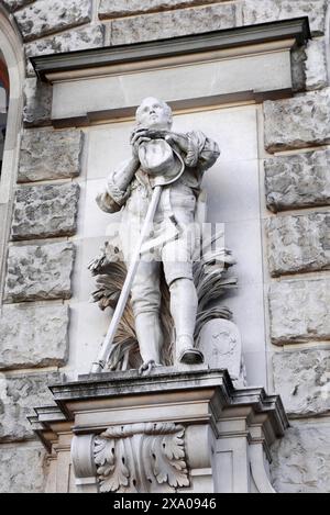 VIENNA, AUSTRIA - novembar, 06. 2023: Statue che adornano la facciata del palazzo barocco Hofburg da piazza Heldenplatz Foto Stock