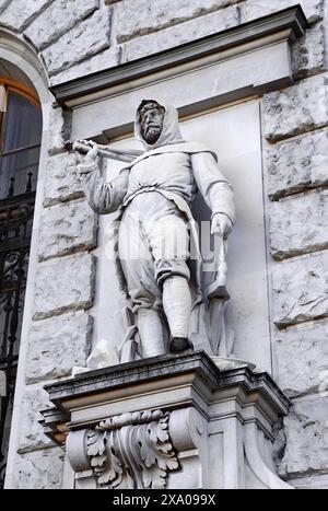 VIENNA, AUSTRIA - novembar, 06. 2023: Statue che adornano la facciata del palazzo barocco Hofburg da piazza Heldenplatz Foto Stock