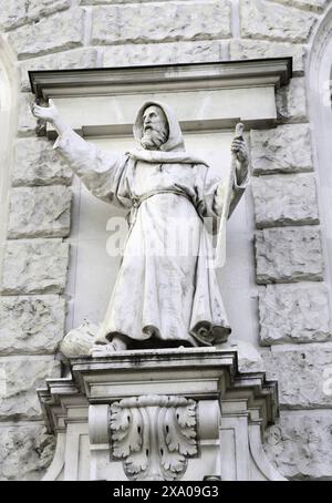 VIENNA, AUSTRIA - novembar, 06. 2023: Statue che adornano la facciata del palazzo barocco Hofburg da piazza Heldenplatz Foto Stock