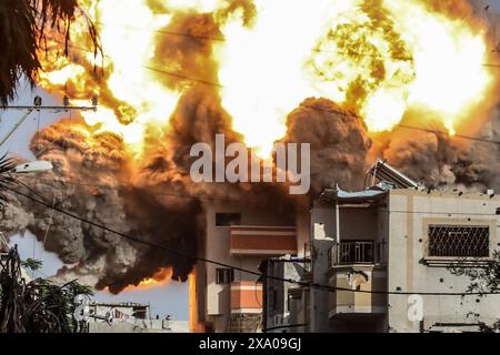 Deir al Balah, territori palestinesi. 3 giugno 2024. Fumo e fiamme sorgono da un edificio residenziale colpito da un attacco aereo israeliano nel campo profughi di Bureij. Crediti: Omar Naaman/dpa/Alamy Live News Foto Stock