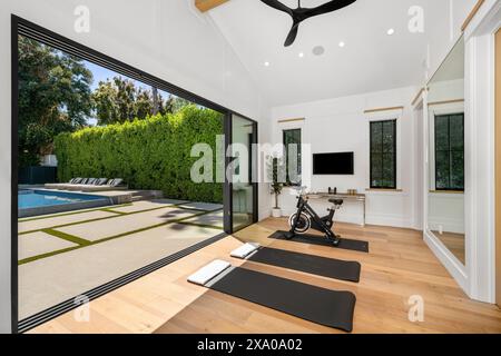 Casa spaziosa e moderna con porte in vetro, piscina coperta e design minimalista Foto Stock