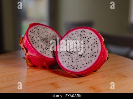 Frutta di drago a fette e anguria sul tavolo Foto Stock