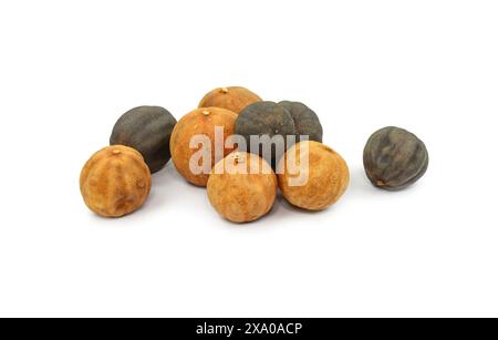 lime interi essiccati iraniani, ingredienti di cottura persiani. lime nera persiana essiccata, limu ammani isolato su sfondo bianco Foto Stock