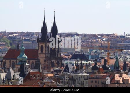 Un centro storico con antichi edifici e guglie lontane, Praga Foto Stock