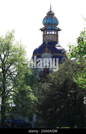 Vecchio edificio con vernice blu e bianca adornato con un tetto dorato Foto Stock