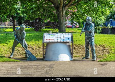 Due statue in bronzo di avvili del canale che hanno contribuito a costruire il Royal Military Canal a Hythe nel Kent Foto Stock