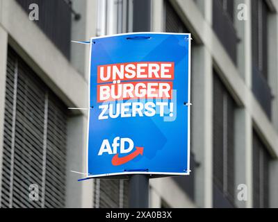 Poster della campagna elettorale dell'AFD con lo slogan "Unsere Bürger zuerst!" (prima i nostri cittadini). Il partito politico di estrema destra vuole privilegiare i tedeschi. Foto Stock