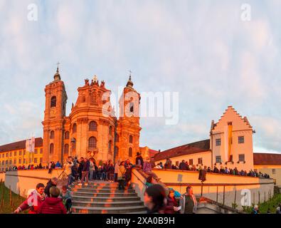 Weingarten: Basilica di San Martino, la gente aspetta l'inizio della processione a lume di candela alla vigilia della processione equestre Blutritt a Oberschwab Foto Stock