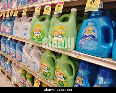 Bottiglie in plastica ammorbidente in tessuto di marchi assortiti sullo scaffale Houston Texas USA 05-12-2024. Foto Stock