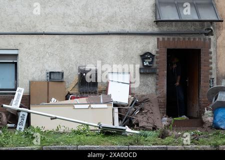 Rudersberg, Germania. 3 giugno 2024. I danni provocati dalle inondazioni possono essere visti nel centro della città. Crediti: Marijan Murat/dpa/Alamy Live News Foto Stock